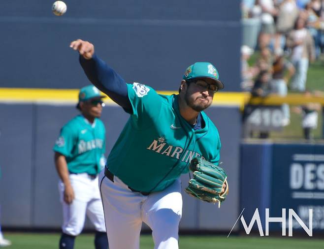 (한국계 투수 데인 더닝이 21일(한국시간) 열린 메이저리그 스프링캠프 경기에 샌디에이고를 상대로 선발 등판해 호투를 펼치고 있다)