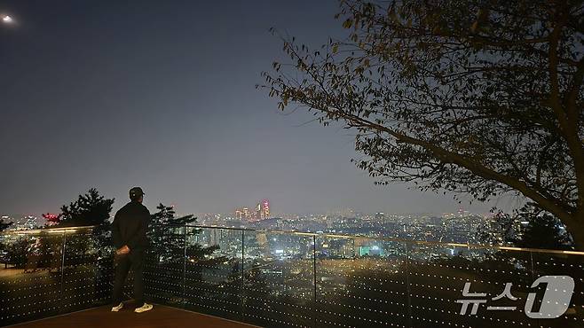 오세훈 서울시장이 지난 10월 개장한 남산 남측순환로 노을전망대에서 서울 도심의 야경을 바라보고 있다.