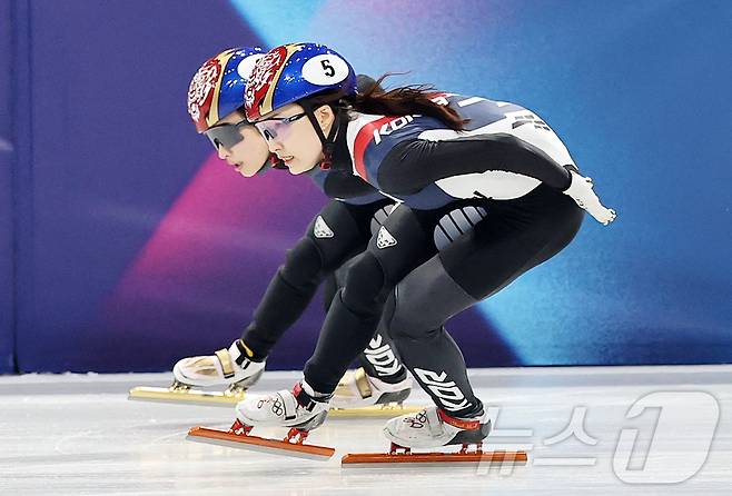 쇼트트랙 최민정과 김길리가 20일(현지시간) 이탈리아 밀라노 아이스 스케이팅 아레나에서 열린 2026 밀라노·코르티나담페초 동계올림픽 쇼트트랙 여자 1500m 결승에서 나란히 역주를 펼치고 있다. 2026.2.21 ⓒ 뉴스1 김진환 기자