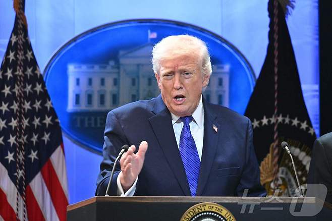 도널드 트럼프 미국 대통령이 20일(현지시간) 백악관 브리핑품에서 연방대법원의 상호관세 위법 판결과 관련해 기자회견을 하고 있다. 2026.2.20. ⓒ 뉴스1 ⓒ AFP=뉴스1