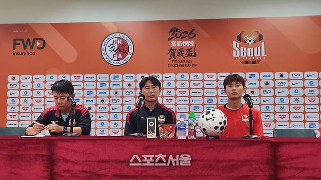 2026 홍콩 구정컵에서 참가하는 FC서울의 김기동(가운데) 감독과 주장 김진수(오른쪽)가 20일 홍콩 스타디움에서 진행된 기자회견에 참석해 취재진 질문에 답하고 있다. 사진 | 홍콩=김용일 기자