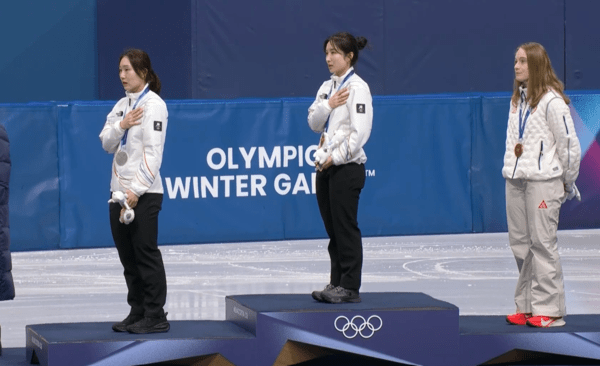 21일(한국시간) 김길리가 이탈리아 밀라노 아이스스케이팅 아레나에서 열린 2026 밀라노·코르티나담페초 동계올림픽 쇼트트랙 여자 1500m 결승에서 2분 32초 076의 기록으로 1위를 차지했다. 최민정은 2위로 들어와 은메달을 목에 걸었다. /사진=라이브 캡처