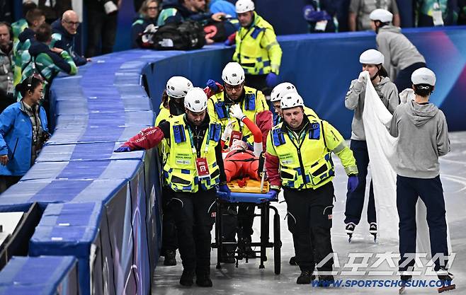 21일(한국시간) 이탈리아 밀라노 스피드스케이팅 아레나에서 열린 밀라노동계올림픽 쇼트트랙 여자 1500m 준준결선. 노도희 출전한 경기에서 미국, 폴란드, 이탈리아 폰타나가 충돌했다. 이송되는 폴란드 선수. 밀라노(이탈리아)=송정헌 기자songs@sportschosun.com/2026.02.21/