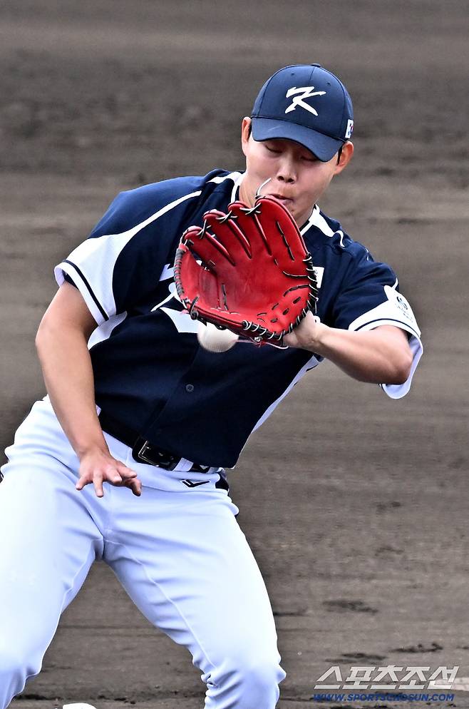 투구 직후 재빨리 글러브를 뻗었지만 타구 속도가 워낙 빨랐다.