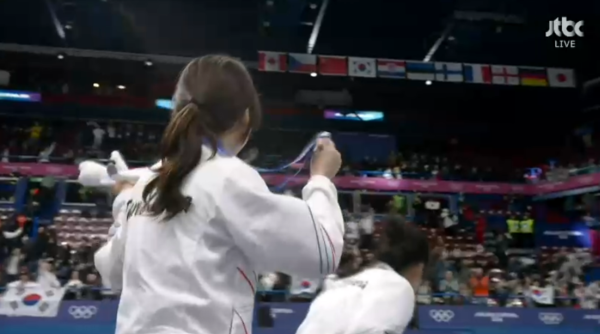 한국팬들을 향해 90도 인사하는 김길리. ⓒJTBC