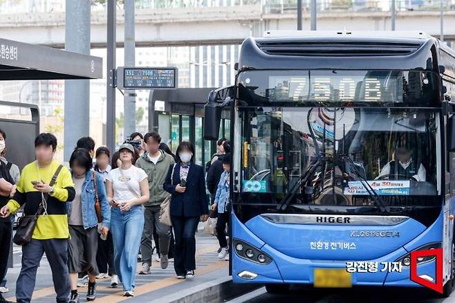 정차가 완료되기 전 자리에서 일어나 하차를 시도하다 넘어져 어깨 수술을 받은 승객에게 버스운송사가 일부 손해를 배상하라는 법원 판단이 나왔다.