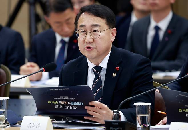 김인호 산림청장이 11일 세종시 정부세종컨벤션센터에서 열린 농림축산식품부(농촌진흥청·산림청)-고용노동부 업무보고에서 부처 업무보고를 하고 있다.