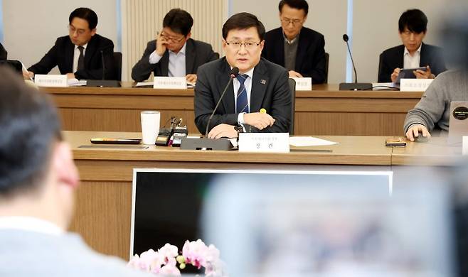 김성환 기후에너지환경부 장관이 지난 9일 세종시 정부세종청사에서 열린 출입기자단 감담회에 참석하여 발언하고 있다. 뉴스1