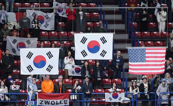 20일(현지시간) 이탈리아 밀라노 아이스 스케이팅 아레나에서 열린 2026 밀라노·코르티나담페초 동계올림픽 쇼트트랙 여자 1500m 시상식에서 태극기가 게양되고 있다.뉴스1