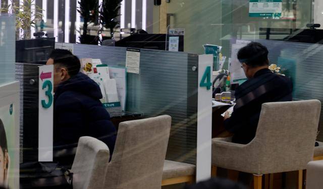 19일 서울 시내 은행 대출 창구. 이 사진은 기사와 직접적 연관 없음. 뉴시스