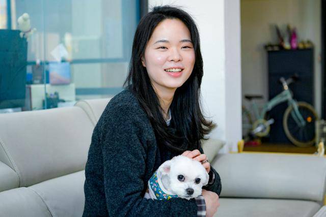 유튜브 채널 '와카롱'의 이명인 팀장은 지난달 21일 서울 강동구 사무실에서 한국일보와 만나 "공익 목적의 크리에이터 활동은 사명감만으로는 안 된다"며 "꾸준히 오래 할 수 있는 길을 찾아야 한다"고 말했다. 임지훈 인턴기자