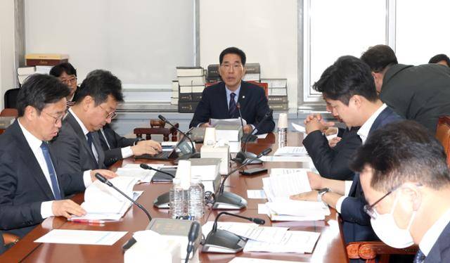 국회 기후에너지환경노동위원회 김주영(가운데) 고용노동법안심사소위 위원장과 위원들이 12일 국회에서 산업안전보건법 등 33개 법안을 심사하고 있다. 연합뉴스