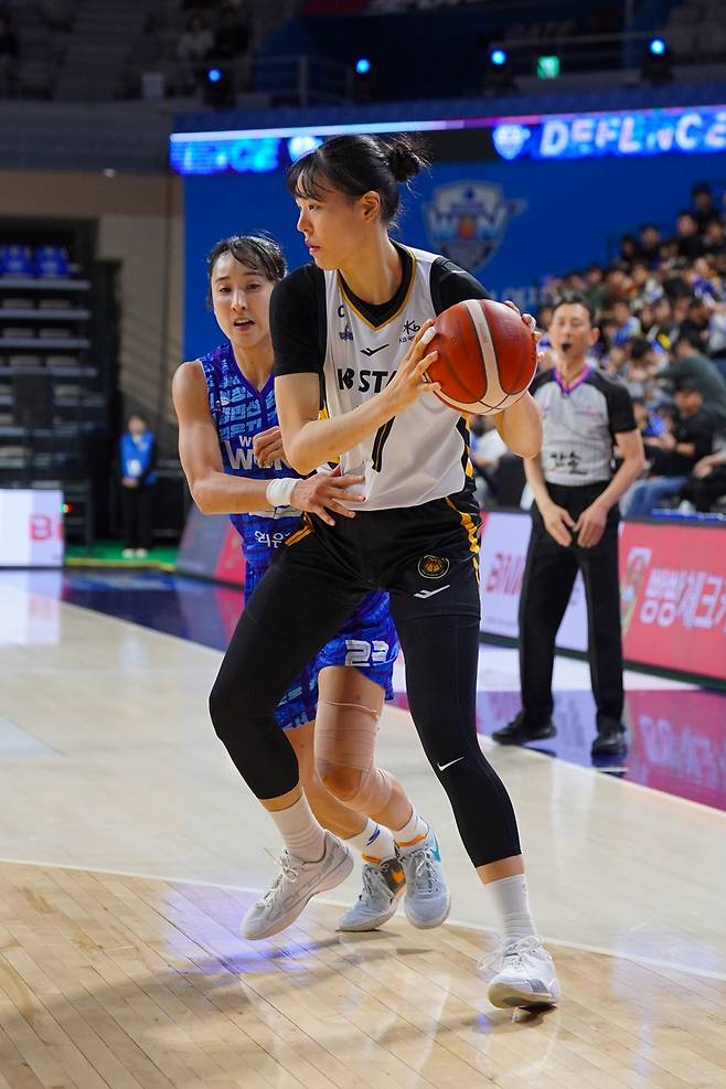 KB 박지수(오른쪽)와 우리은행 김단비. 사진=WKBL 제공