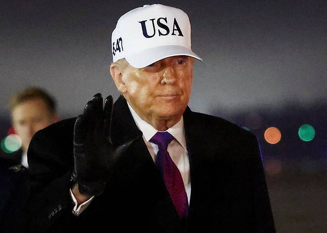 도널드 트럼프 미국 대통령이 현지시간 19일 미국 메릴랜드주 앤드루스 합동기지에 도착하고 있다. 로이터=연합뉴스