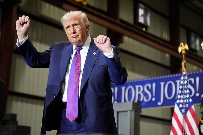 도널드 트럼프 대통령이 현지시간 19일 목요일 조지아주 로마 소재 쿠사 스틸 코퍼레이션에서 열린 집회에서 연설 후 춤을 추고 있다. AP=연합뉴스