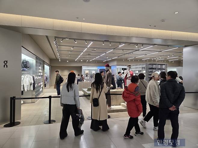 20일 오후 서울 영등포구에 있는 더현대 서울 '온' 매장이 소비자들로 북적이고 있다. /사진=박수림 기자