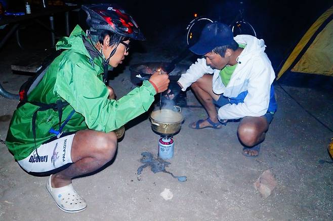 정씨가 친구와 함께 모하비 사막에서 모닥불을 피우고 라면을 끓이고 있다. 정씨 제공