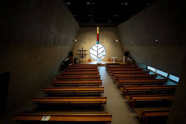 길상교회 예배당. 비스듬한 벽면과 노출콘크리트가 눈에 띈다. 강대상 뒤편의 큰 원형 창이 빛을 받아들이기도 하지만 세상과 소통 창구의 의미도 지닌다.