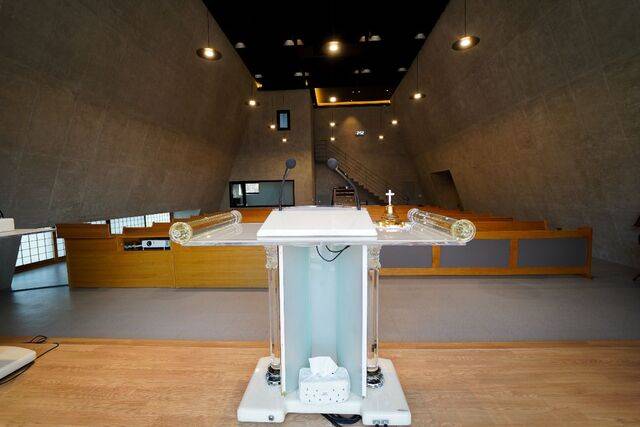 단상 쪽에서 바라본 예배당 실내. 2층 소모임실은 뒤쪽 계단으로 올라갈 수 있다.