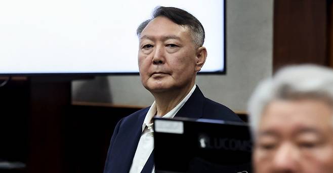 윤석열 전 대통령이 지난해 9월 26일 서울 서초구 서울중앙지법에서 열린 특수공무집행방해, 직권남용 권리행사방해 등 혐의 사건 1차 공판에 출석해 있다. 연합뉴스