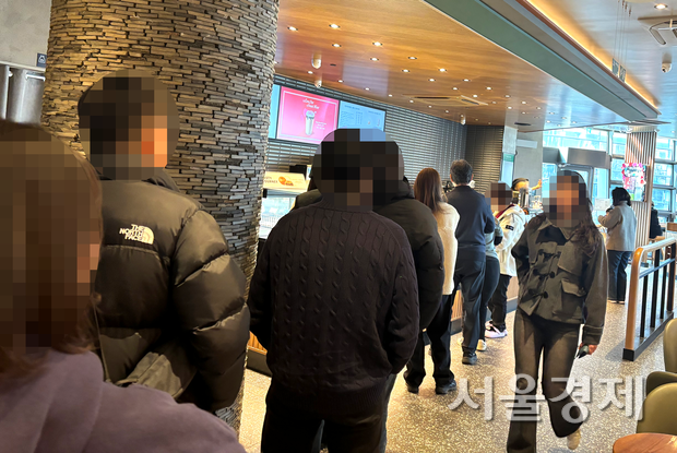 20일 서울 종로에 위치한 스타벅스 매장에 ‘Sweet Hour 리유저블 컵’ 이벤트에 참여하기 위해 줄을 선 사람들. 김여진 기자