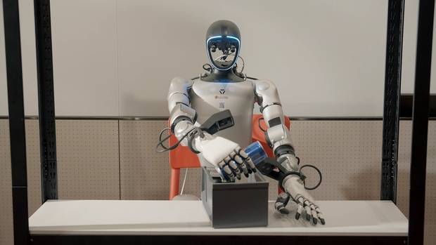 LG CNS에서 텔레오퍼레이션(원격 조종)을 통해 휴머노이드 로봇을 모방 학습 시키고 있다. 사진 제공=LG CNS