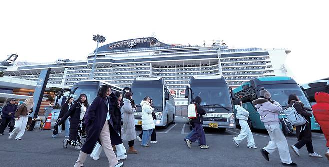 2월6일 인천 연수구 국제크루즈터미널을 통해 중국인 관광객 3000여 명이 입국하고 있다. ⓒ연합뉴스