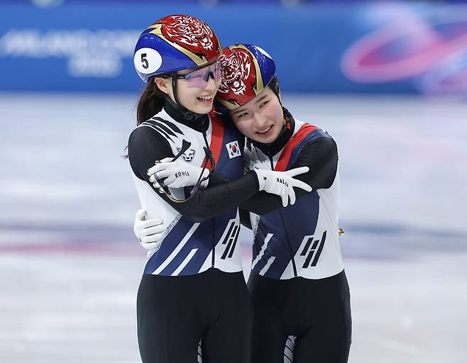 20일(현지시간) 이탈리아 밀라노 아이스스케이팅 아레나에서 열린 2026 밀라노ㆍ코르티나담페초 동계올림픽 쇼트트랙 여자 1,500m 결승에서 은메달을 획득한 최민정이 금메달을 획득한 김길리를 축하해주고 있다. 2026.2.21 연합뉴스