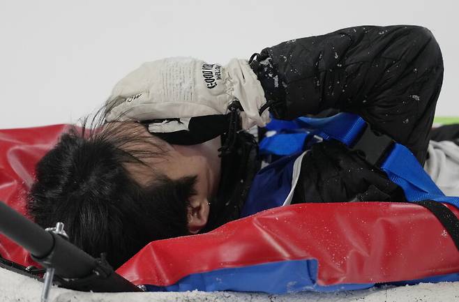 ▲ 2026 밀라노·코르티나담페초 동계올림픽에서 한국 프리스타일 스키 역사에 새 이정표를 세운 이승훈(21·한국체대)이 불의의 부상으로 아쉽게 대회를 마무리했다. 이승훈은 20일(현지시간) 이탈리아 리비뇨 스노파크에서 열린 남자 하프파이프 예선에서 76점을 받아 25명 중 10위에 오르며 상위 12명이 겨루는 결선 진출에 성공했다. 한국 선수가 올림픽 프리스타일 스키 하프파이프에서 결선에 오른 것은 이번이 처음이다. ⓒ연합뉴스/UPI