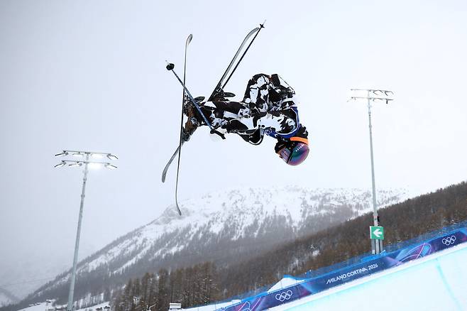 ▲ 2026 밀라노·코르티나담페초 동계올림픽에서 한국 프리스타일 스키 역사에 새 이정표를 세운 이승훈(21·한국체대)이 불의의 부상으로 아쉽게 대회를 마무리했다. 이승훈은 20일(현지시간) 이탈리아 리비뇨 스노파크에서 열린 남자 하프파이프 예선에서 76점을 받아 25명 중 10위에 오르며 상위 12명이 겨루는 결선 진출에 성공했다. 한국 선수가 올림픽 프리스타일 스키 하프파이프에서 결선에 오른 것은 이번이 처음이다. ⓒ연합뉴스/REUTERS