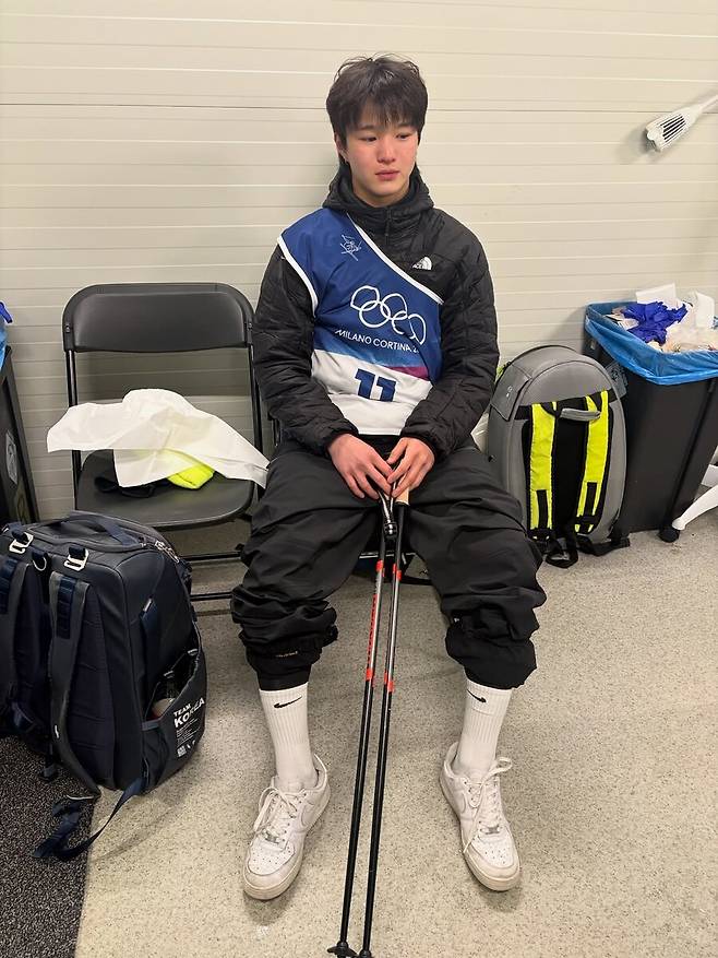 ▲ 2026 밀라노·코르티나담페초 동계올림픽에서 한국 프리스타일 스키 역사에 새 이정표를 세운 이승훈(21·한국체대)이 불의의 부상으로 아쉽게 대회를 마무리했다. 이승훈은 20일(현지시간) 이탈리아 리비뇨 스노파크에서 열린 남자 하프파이프 예선에서 76점을 받아 25명 중 10위에 오르며 상위 12명이 겨루는 결선 진출에 성공했다. 한국 선수가 올림픽 프리스타일 스키 하프파이프에서 결선에 오른 것은 이번이 처음이다. ⓒ이승훈 SNS