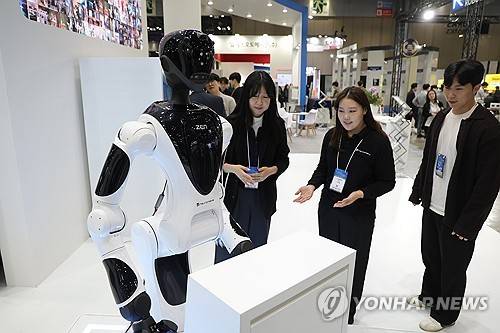 '피지컬 AI 시대' 용접하는 휴머노이드 로봇 (고양=연합뉴스) 임병식 기자 = 5일 경기도 고양시 킨텍스에서 열린 2025 로보월드에서 휴머노이드 로봇이 가상 용접 작업을 시연하고 있다. 2025.11.5
andphotodo@yna.co.kr