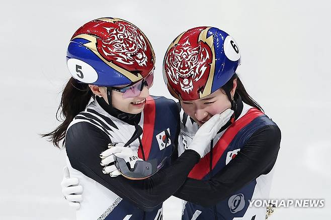 김길리 안아주는 최민정 (밀라노=연합뉴스) 서대연 기자 = 20일(현지시간) 이탈리아 밀라노 아이스스케이팅 아레나에서 열린 2026 밀라노ㆍ코르티나담페초 동계올림픽 쇼트트랙 여자 1,500m 결승에서 은메달을 딴 최민정이 금메달을 따낸 김길리를 안아주고 있다. 2026.2.21 dwise@yna.co.kr