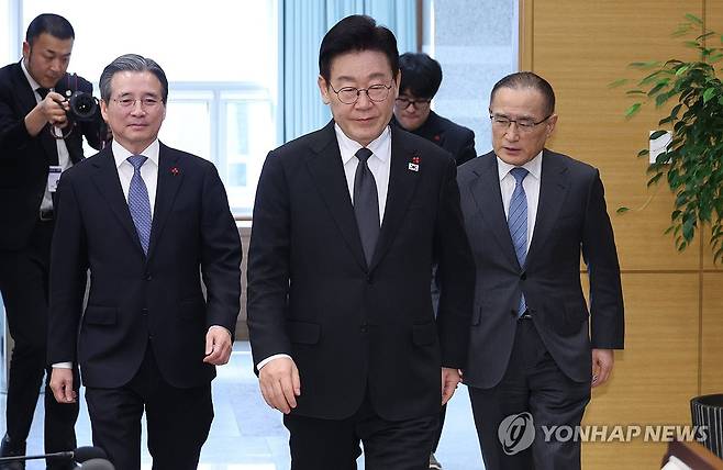 이재명 대통령, 수석보좌관회의 입장 (서울=연합뉴스) 한상균 기자 = 이재명 대통령이 29일 청와대에서 김용범 정책실장, 위성락 국가안보실장과 수석보좌관회의에 입장하고 있다. 2026.1.29 xyz@yna.co.kr