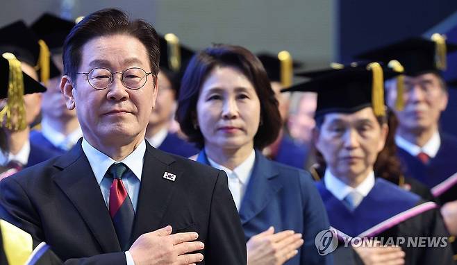 이재명 대통령, 카이스트 졸업식 참석 (대전=연합뉴스) 김도훈 기자 = 이재명 대통령과 김혜경 여사가 20일 대전 유성구 한국과학기술원(KAIST)에서 열린 학위수여식에서 국기에 경례하고 있다. 2026.2.20 superdoo82@yna.co.kr