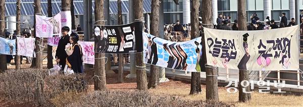 지난 20일 오전 인천시 연수구 인천대학교 송도캠퍼스에서 열린 학위수여식에서 졸업생과 가족들이 기념촬영을 하고 있다. 2026.2.20 /조재현기자 jhc@kyeongin.com