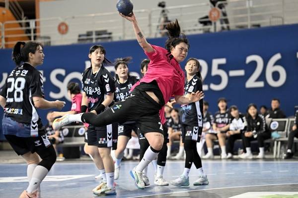 경남개발공사 김소라가 21일 서울 올림픽공원 핸드볼경기장에서 열린 서울시청과 맞대결에서 슛을 시도하고 있다. /한국핸드볼연맹