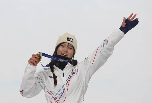 지난 12일(현지시간) 이탈리아 리비뇨 스노파크에서 열린 2026 밀라노코르티나담페초 동계올림픽 스노보드 여자 하프파이프 결승에서 우승한 최가온이 금메달을 손에 들고 미소를 짓고 있다.