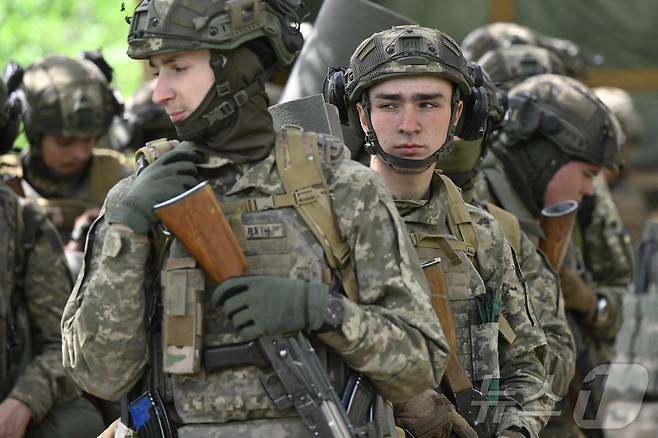 도네츠크의 비밀 장소에서 훈련 중인 우크라이나 군인들. 2025.05.01 ⓒ AFP=뉴스1