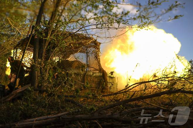 우크라이나군이 동부 도네츠크 지역 전선에서 러시아군을 향해 D-30 곡사포를 발사하고 있다. 2025.8.5 ⓒ 로이터=뉴스1