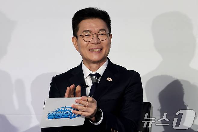 정원오 성동구청장이 8일 오후 서울 영등포구 문래동 복합문화공간 올댓마인드에서 열린 북콘서트에 손뼉치고 있다. 정 구청장은 이자리에서 서울시장 출마와 관련해 "출마 채비를 마쳤다"고 밝혔다 2026.2.8 ⓒ 뉴스1 이광호 기자