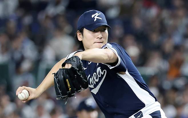 곽빈이 5일 일본 도쿄돔에서 열린 2025 K베이스볼 시리즈 일본과 평가전에 선발 등판해 역투하고 있다. 사진 | 도쿄=연합뉴스