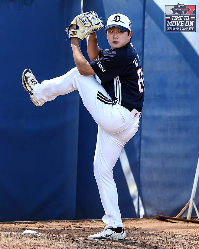 두산 김택연이 호주 시드니 블랙타운 야구장에서 진행된 스프링캠프서 불펜피칭에 임하고 있다. 사진 | 두산 베어스
