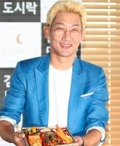 가수 김창열이 19일 서울 중구 월향 명동지점에서 열린 월향 '김창열 도시락 시즌 2' 출시 기자간담회에서 도시락을 선보이고 있다.