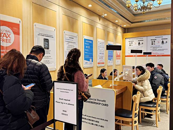 롯데백화점 본점 지하1층 택스리펀 라운지에서 외국인 고객들이 입장을 기다리고 있다. /롯데백화점 제공