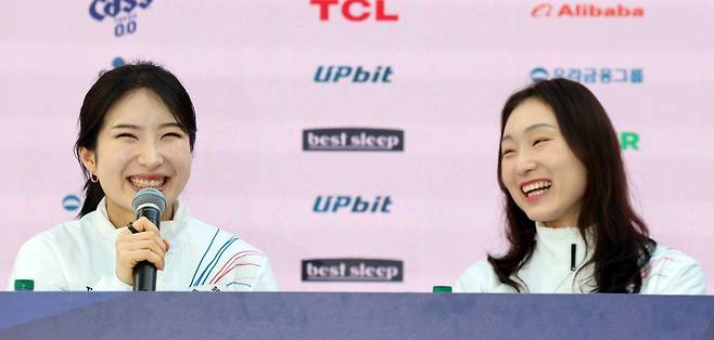 21일 코리아하우스에서 열린 기자회견에서 김길리(왼쪽)의 답변에 웃음이 터진 최민정. 밀라노=뉴스1