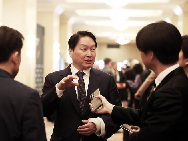 최태원 SK그룹 회장이 20일(현지시간) 미국 워싱턴DC 샐러맨더 호텔에서 열린 ‘트랜스 퍼시픽 다이얼로그(Trans-Pacific Dialogue, TPD) 2026’ 포럼 행사에서 한국 특파원들과 인터뷰하고 있다. (SK그룹 제공) ⓒ 뉴스1