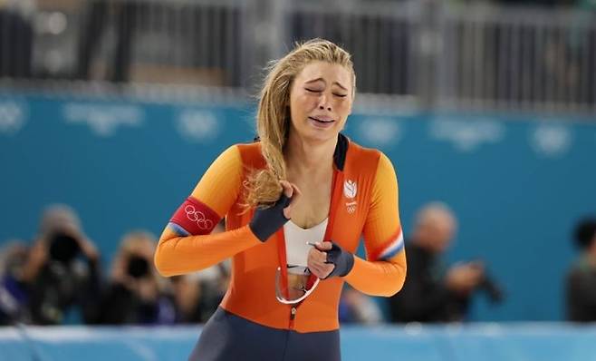지난 9일(현지시간) 이탈리아 밀라노 스피드스케이팅 스타디움에서 열린 2026 밀라노-코르티나담페초 동계올림픽 스피드스케이팅 여자 1000m 경기에서 네덜란드 유타 레이르담이 우승한 뒤 눈물을 흘리고 있다. 연합뉴스