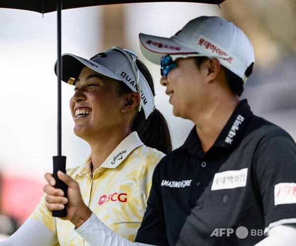 2026년 미국여자프로골프(LPGA) 투어 '아시안 스윙' 혼다 LPGA 타일랜드에서 우승을 차지한 세계랭킹 1위 지노 티띠꾼(태국), 챔피언조에서 우승 경쟁한 김효주 프로가 최종라운드에서 동반 플레이하는 모습이다. 사진제공=ⓒAFPBBNews = News1 (사진을 무단으로 사용하지 마십시오.)