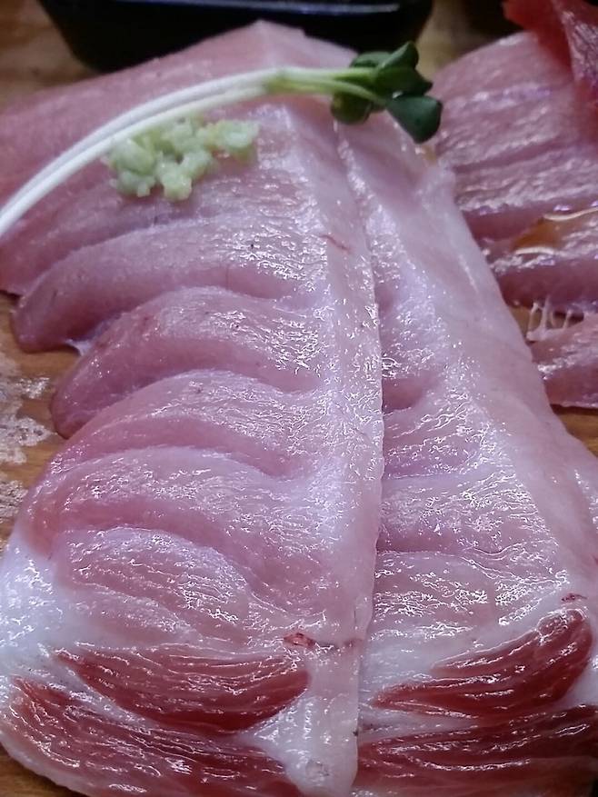 먼 바다에 나가 잡아오던 참치는 최근 동해에서도 심심치 않게 잡히고 있다. 때깔 좋은 동해산 생참치.